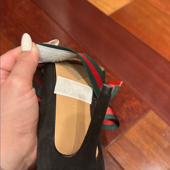 Bow heels - Picture 5 of 7